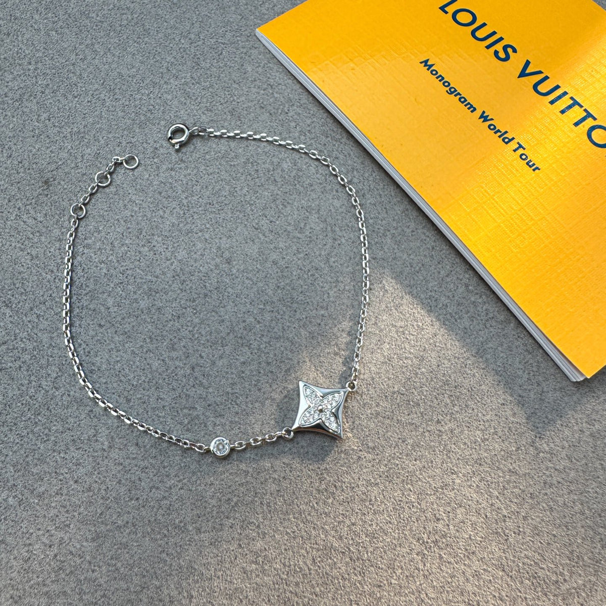 Elegant Four-Point Floral Charm Bracelet for Women, Gold Silver or Rose Gold Tone Chain Jewelry, Gift for Her