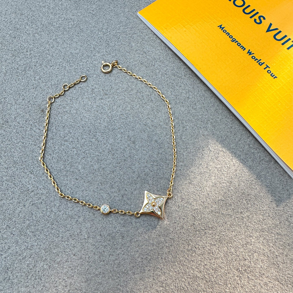 Elegant Four-Point Floral Charm Bracelet for Women, Gold Silver or Rose Gold Tone Chain Jewelry, Gift for Her